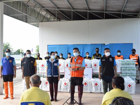 ผู้ว่าราชการจังหวัดปราจีนบุรี มอบถุงยังชีพให้ประชาชนผู้ประสบอุทก