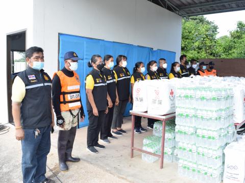 ผู้ว่าราชการจังหวัดปราจีนบุรี มอบถุงยังชีพให้ประชาชนผู้ประสบอุทก