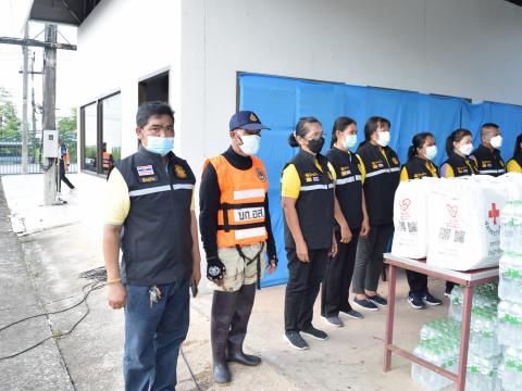 ผู้ว่าราชการจังหวัดปราจีนบุรี มอบถุงยังชีพให้ประชาชนผู้ประสบอุทก
