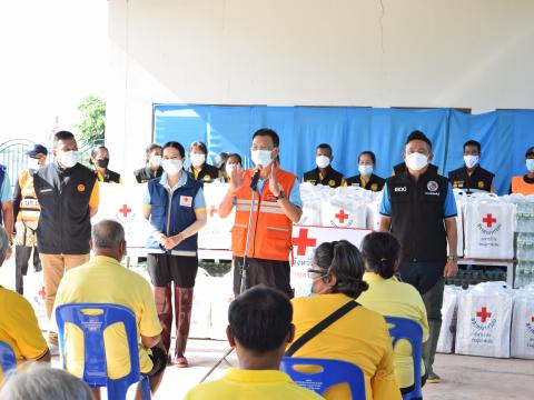 ผู้ว่าราชการจังหวัดปราจีนบุรี มอบถุงยังชีพให้ประชาชนผู้ประสบอุทก