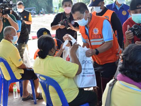 ผู้ว่าราชการจังหวัดปราจีนบุรี มอบถุงยังชีพให้ประชาชนผู้ประสบอุทก