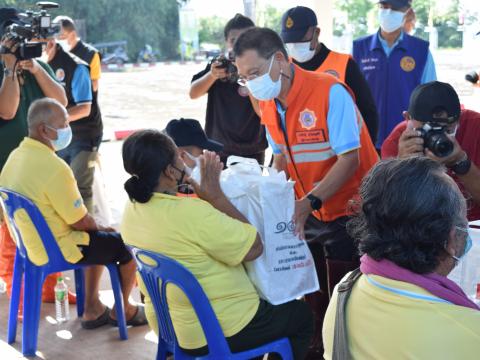 ผู้ว่าราชการจังหวัดปราจีนบุรี มอบถุงยังชีพให้ประชาชนผู้ประสบอุทก