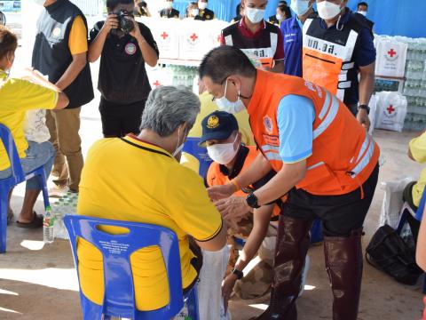 ผู้ว่าราชการจังหวัดปราจีนบุรี มอบถุงยังชีพให้ประชาชนผู้ประสบอุทก