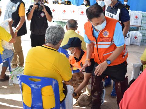 ผู้ว่าราชการจังหวัดปราจีนบุรี มอบถุงยังชีพให้ประชาชนผู้ประสบอุทก