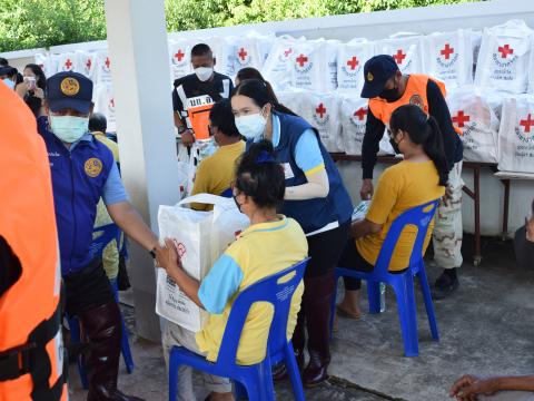 ผู้ว่าราชการจังหวัดปราจีนบุรี มอบถุงยังชีพให้ประชาชนผู้ประสบอุทก