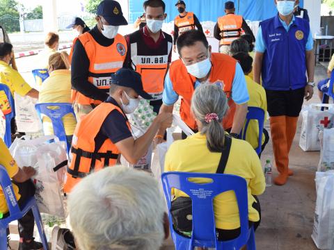 ผู้ว่าราชการจังหวัดปราจีนบุรี มอบถุงยังชีพให้ประชาชนผู้ประสบอุทก