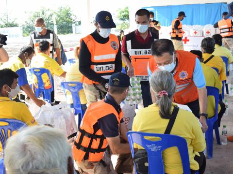 ผู้ว่าราชการจังหวัดปราจีนบุรี มอบถุงยังชีพให้ประชาชนผู้ประสบอุทก
