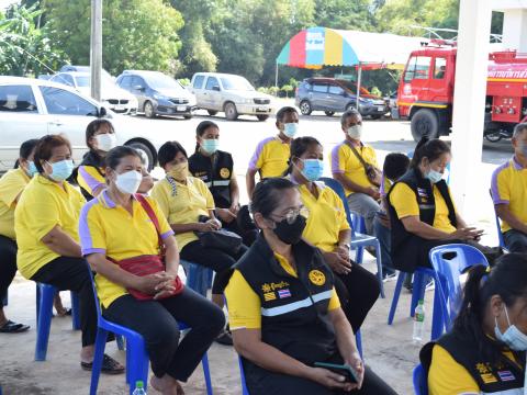 ผู้ว่าราชการจังหวัดปราจีนบุรี มอบถุงยังชีพให้ประชาชนผู้ประสบอุทก
