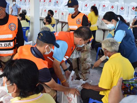 ผู้ว่าราชการจังหวัดปราจีนบุรี มอบถุงยังชีพให้ประชาชนผู้ประสบอุทก