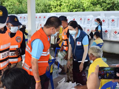 ผู้ว่าราชการจังหวัดปราจีนบุรี มอบถุงยังชีพให้ประชาชนผู้ประสบอุทก