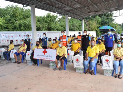 ผู้ว่าราชการจังหวัดปราจีนบุรี มอบถุงยังชีพให้ประชาชนผู้ประสบอุทก