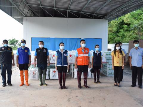 ผู้ว่าราชการจังหวัดปราจีนบุรี มอบถุงยังชีพให้ประชาชนผู้ประสบอุทก