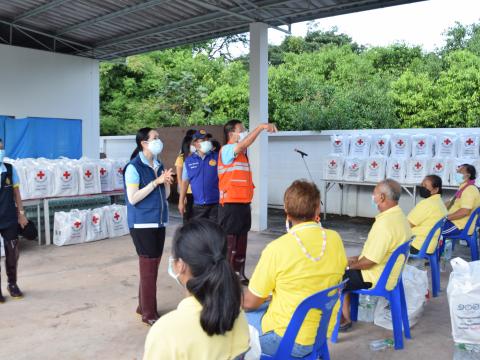 ผู้ว่าราชการจังหวัดปราจีนบุรี มอบถุงยังชีพให้ประชาชนผู้ประสบอุทก