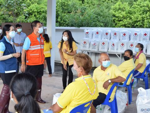 ผู้ว่าราชการจังหวัดปราจีนบุรี มอบถุงยังชีพให้ประชาชนผู้ประสบอุทก