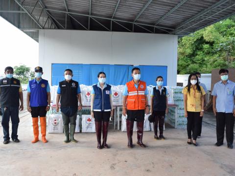 ผู้ว่าราชการจังหวัดปราจีนบุรี มอบถุงยังชีพให้ประชาชนผู้ประสบอุทก