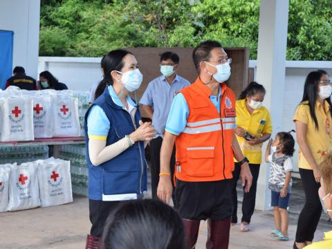 ผู้ว่าราชการจังหวัดปราจีนบุรี มอบถุงยังชีพให้ประชาชนผู้ประสบอุทก