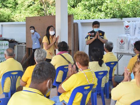 ผู้ว่าราชการจังหวัดปราจีนบุรี มอบถุงยังชีพให้ประชาชนผู้ประสบอุทก