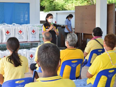 ผู้ว่าราชการจังหวัดปราจีนบุรี มอบถุงยังชีพให้ประชาชนผู้ประสบอุทก