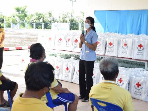 ผู้ว่าราชการจังหวัดปราจีนบุรี มอบถุงยังชีพให้ประชาชนผู้ประสบอุทก