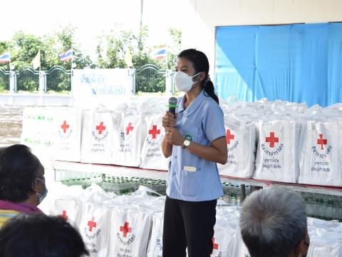 ผู้ว่าราชการจังหวัดปราจีนบุรี มอบถุงยังชีพให้ประชาชนผู้ประสบอุทก