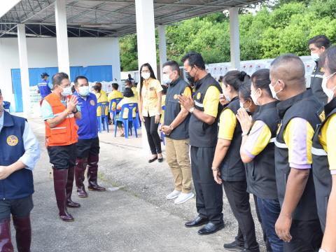 ผู้ว่าราชการจังหวัดปราจีนบุรี มอบถุงยังชีพให้ประชาชนผู้ประสบอุทก