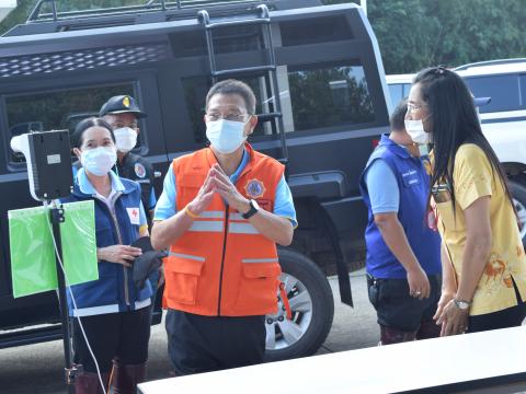 ผู้ว่าราชการจังหวัดปราจีนบุรี มอบถุงยังชีพให้ประชาชนผู้ประสบอุทก