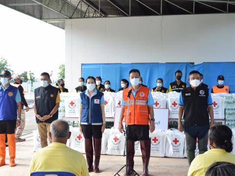 ผู้ว่าราชการจังหวัดปราจีนบุรี มอบถุงยังชีพให้ประชาชนผู้ประสบอุทก