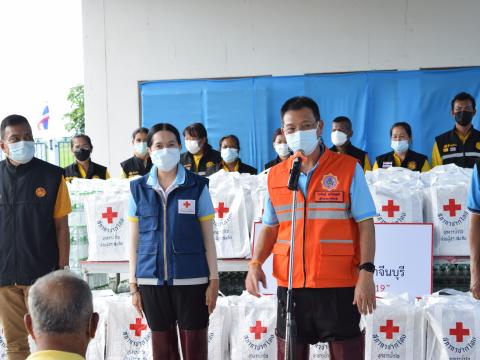 ผู้ว่าราชการจังหวัดปราจีนบุรี มอบถุงยังชีพให้ประชาชนผู้ประสบอุทก