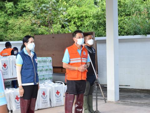 ผู้ว่าราชการจังหวัดปราจีนบุรี มอบถุงยังชีพให้ประชาชนผู้ประสบอุทก