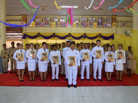 พิธีรับมอบพระบรมฉายาลักษณ์ พระบาทสมเด็จพระเจ้าอยู่หัว และสมเด็จพ