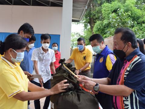 พิธีมอบสิ่งของพระราชทานแก่ประชนผู้ประสบอุทกภัย ในพื้นที่ตำบลวัดโ