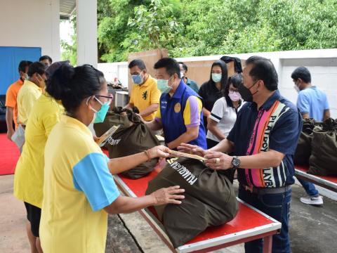 พิธีมอบสิ่งของพระราชทานแก่ประชนผู้ประสบอุทกภัย ในพื้นที่ตำบลวัดโ